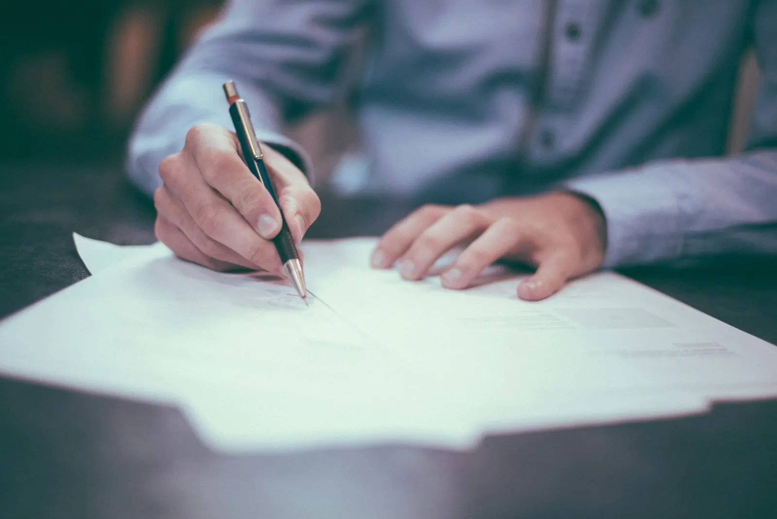 Signature d'un devis sur une table