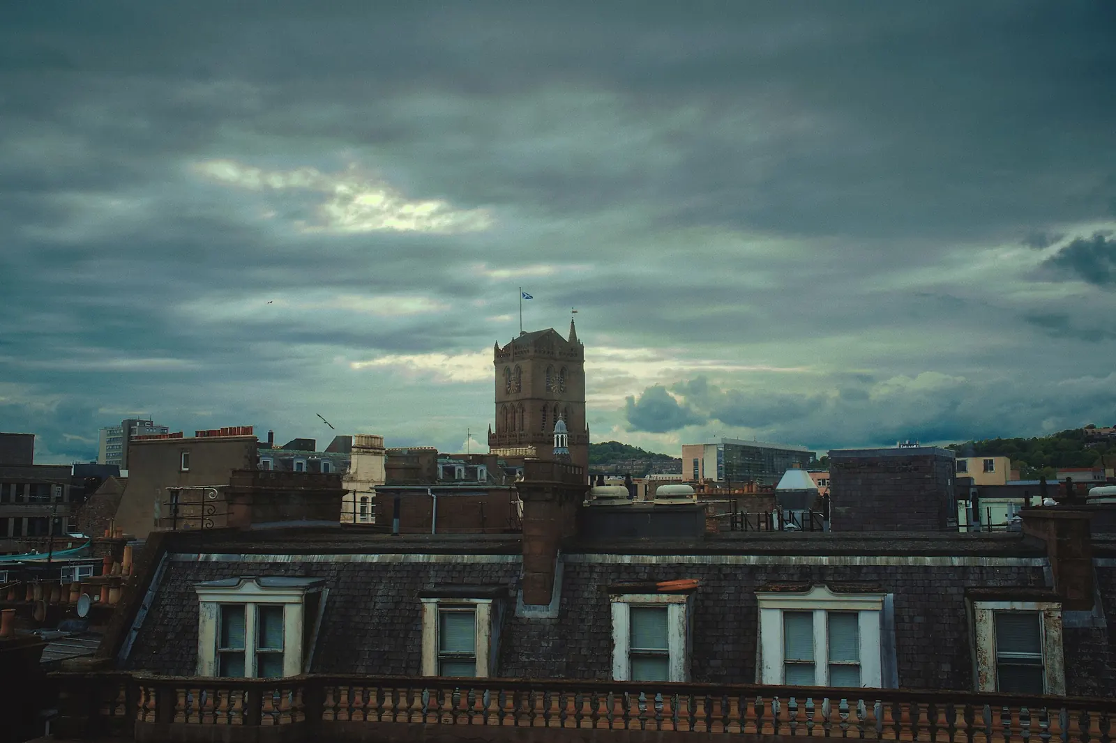 Toits et clocher sous un ciel d'orage, photo d'illustration