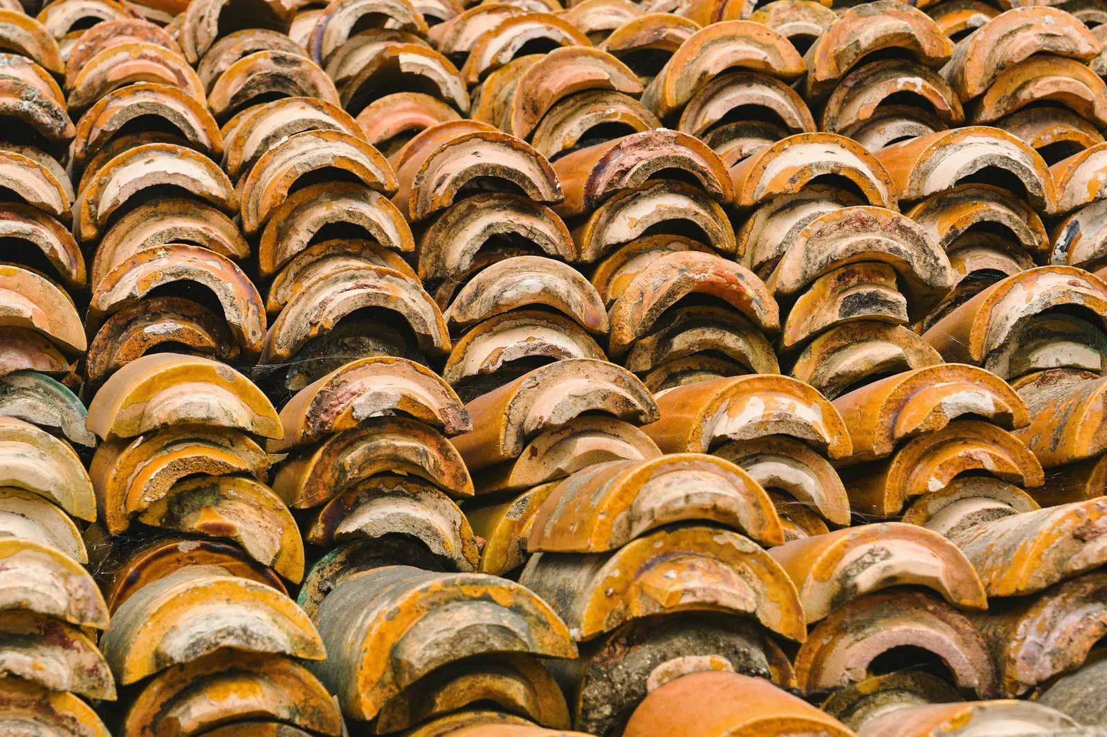 Tuiles en terre cuite empilées, photo d'illustration