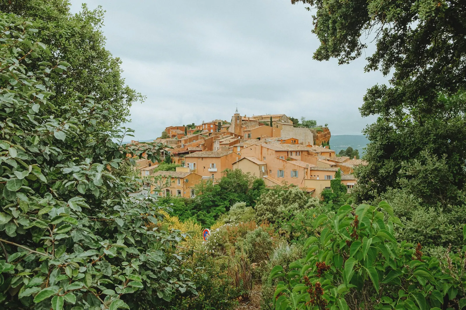 Petit village entouré d'arbres