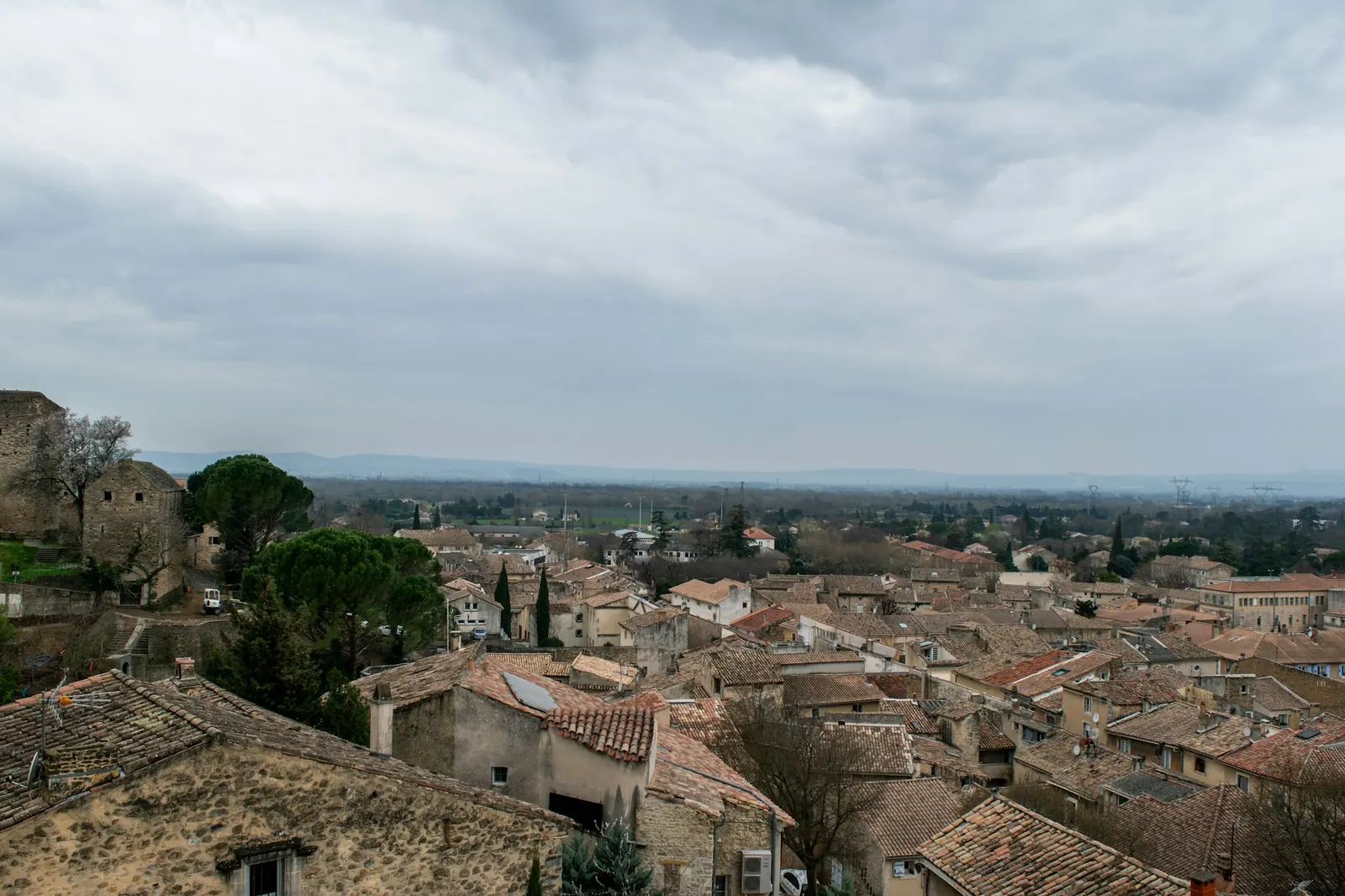 Toits d'une petite ville sous un ciel nuageux, photo d'illustration
