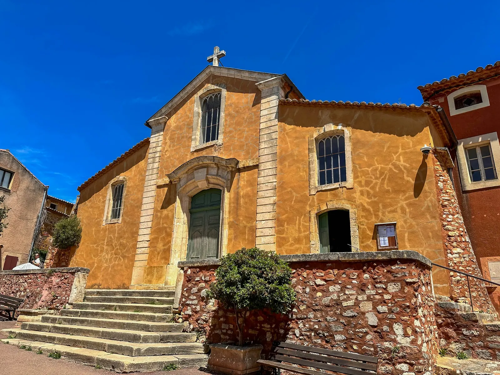 Vieille église aux tons orangés sous un ciel bleu, photo d'illustration