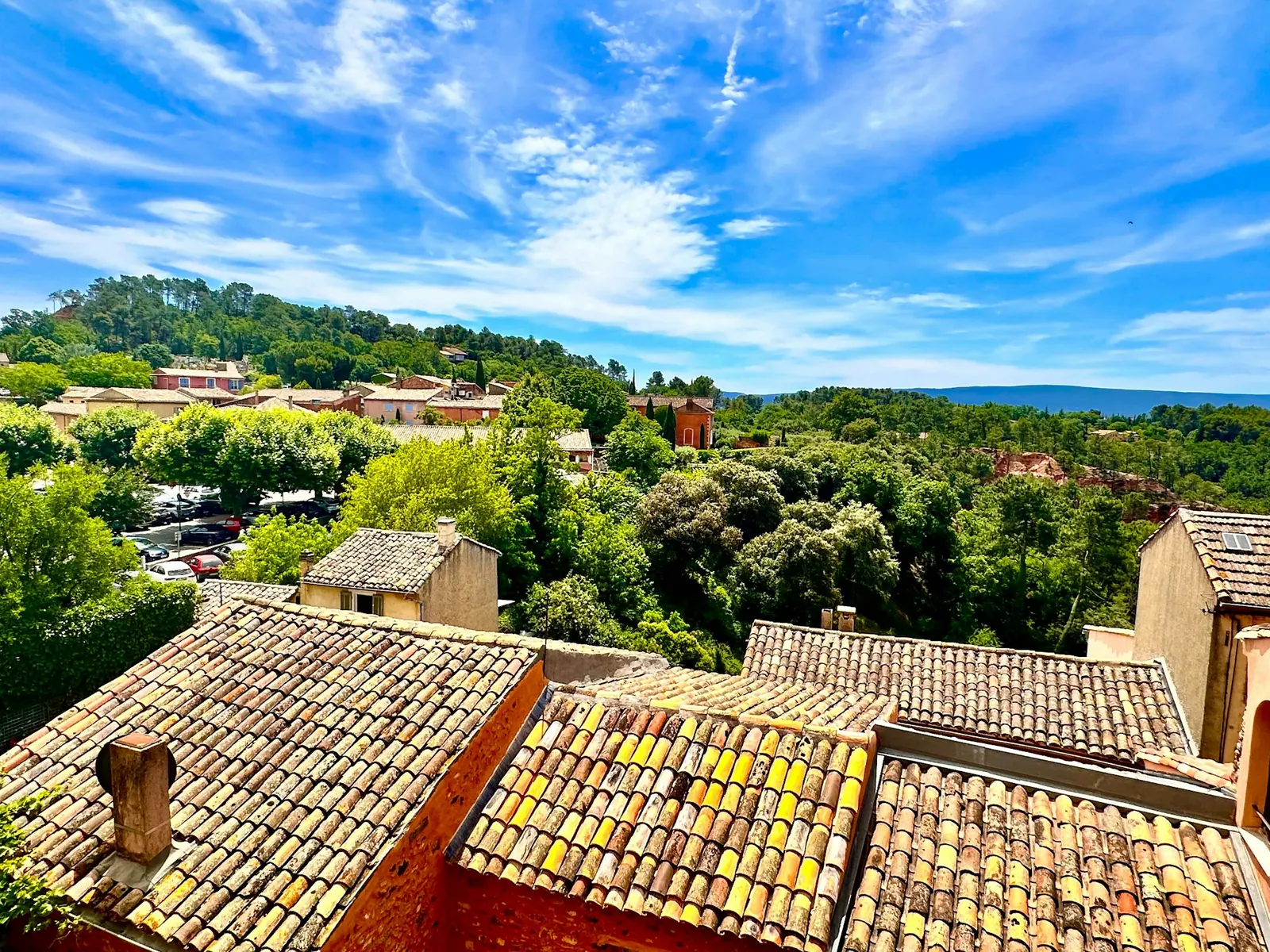 Toits de tuiles d'un village du Sud-Ouest, photo d'illustration