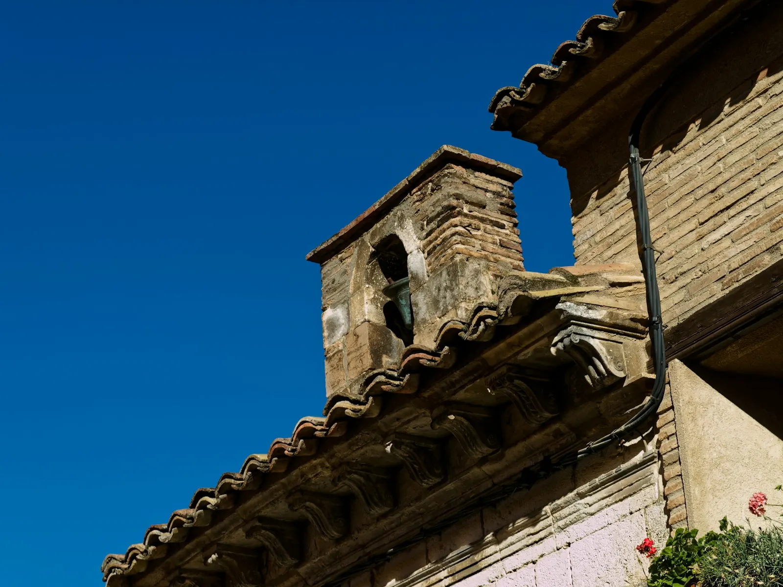 Bâtiment ancien en brique avec un clocher