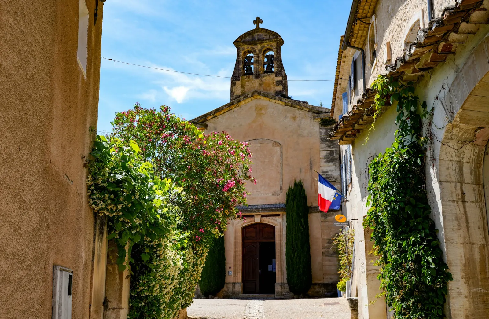 Rue de village avec une église ancienne, photo d'illustration