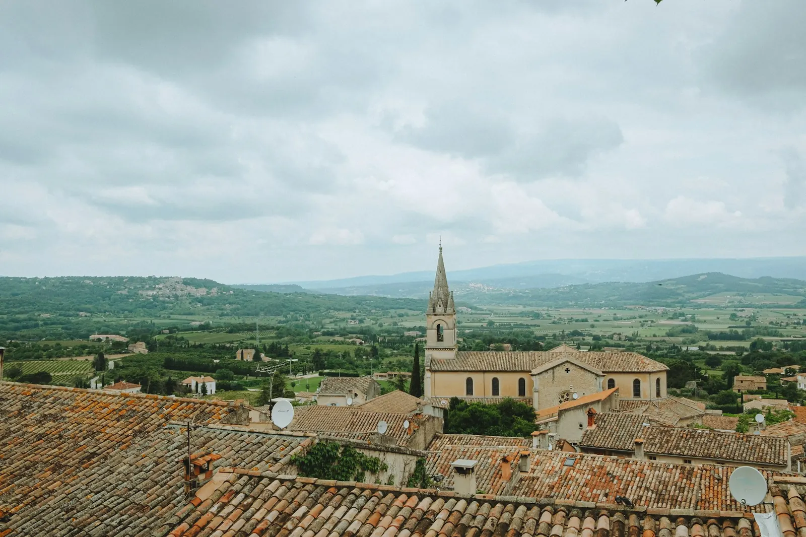 Toits d'une petite ville dominés par un clocher, photo d'illustration