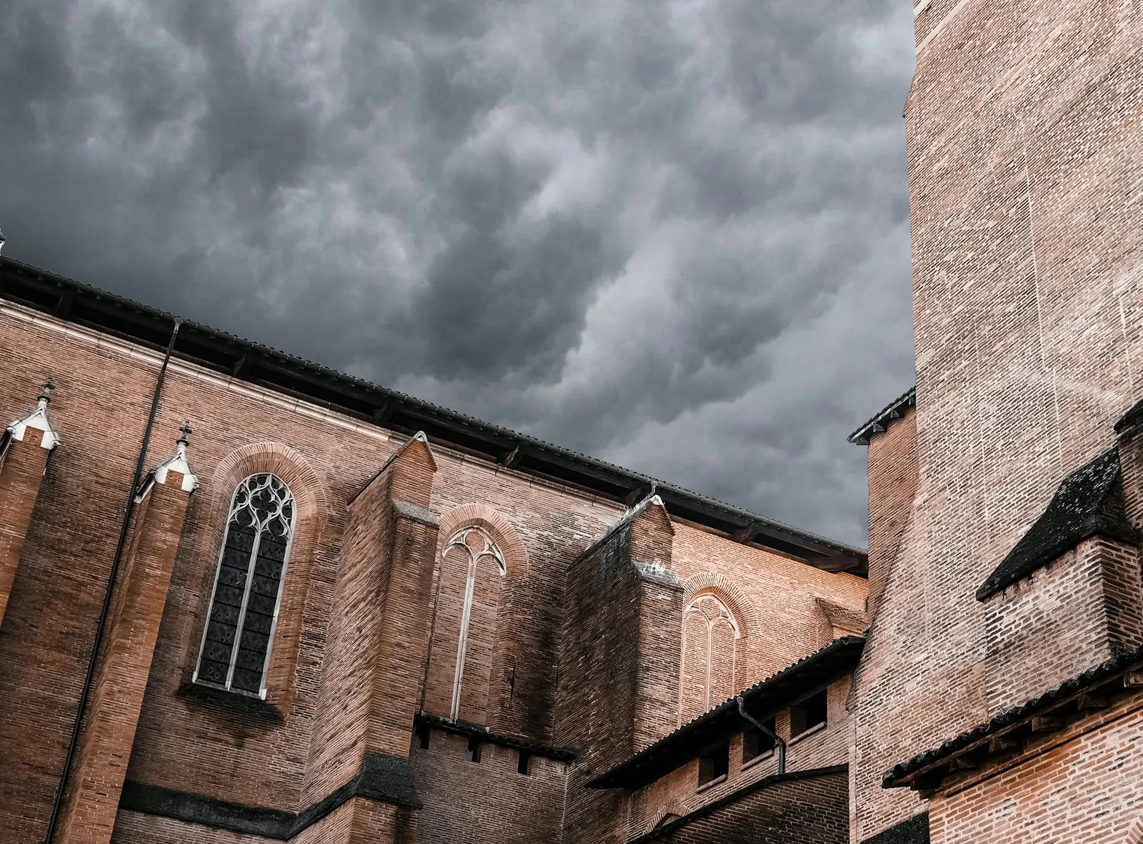 Bâtiment en brique du Sud-Ouest sous un ciel nuageux
