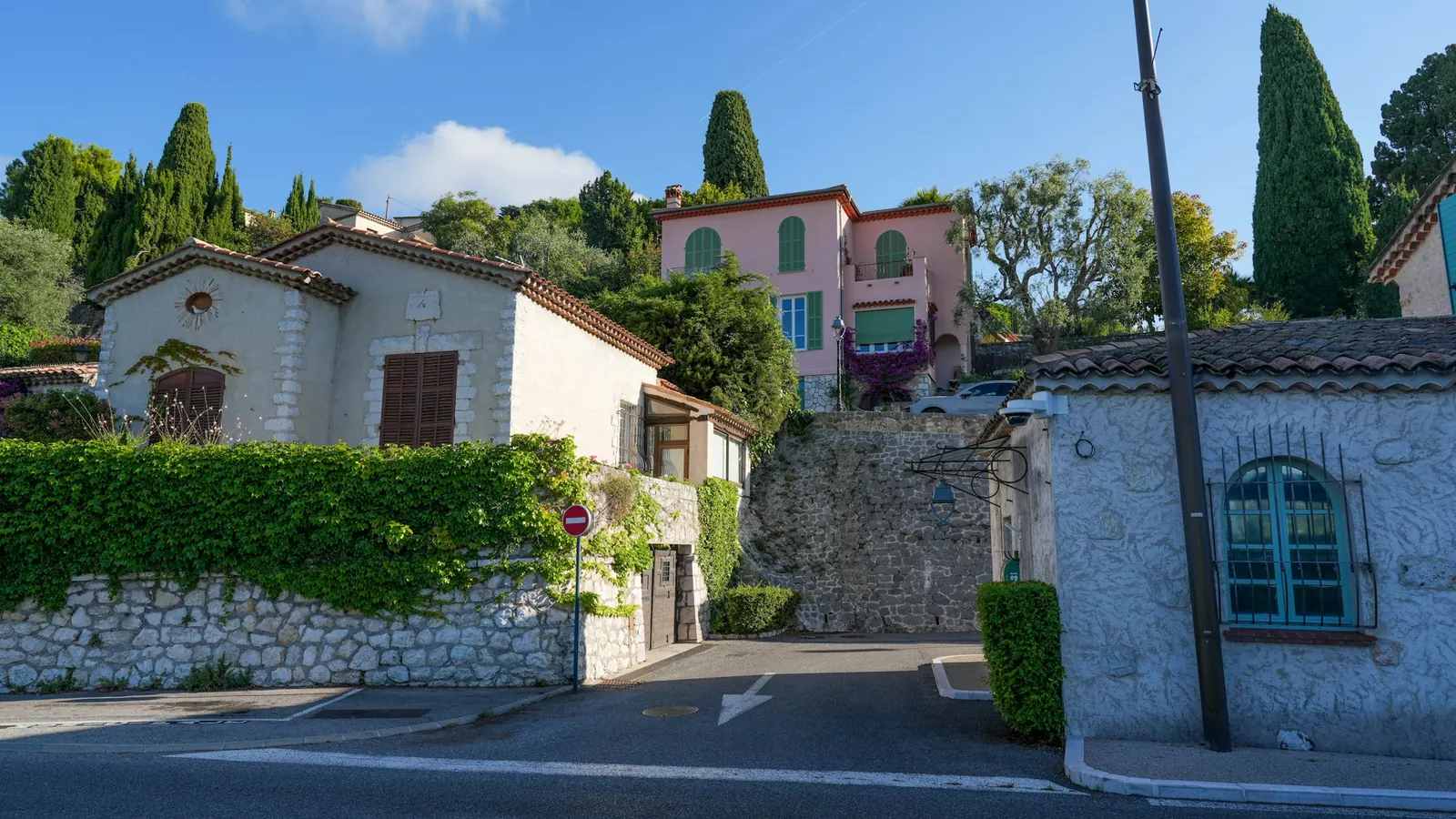 Maisons en pierre sur un coteau verdoyant