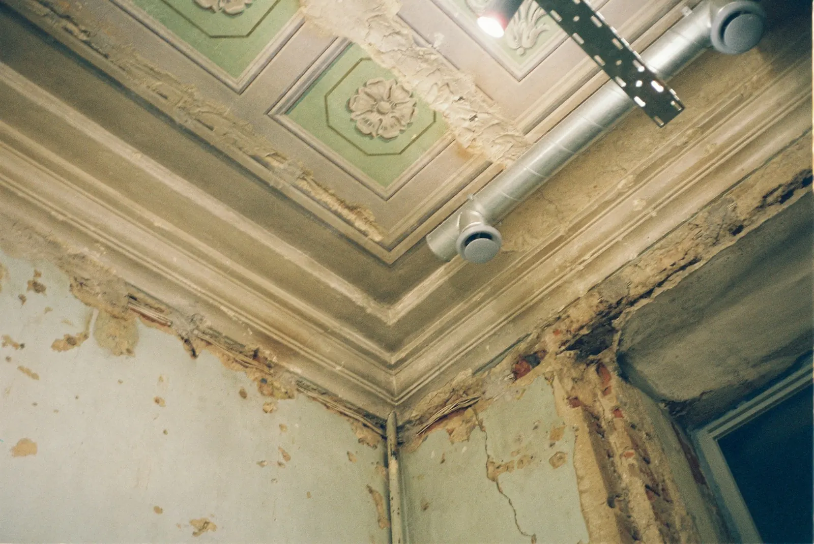 Plafond abîmé par l'humidité, peinture qui s'écaille