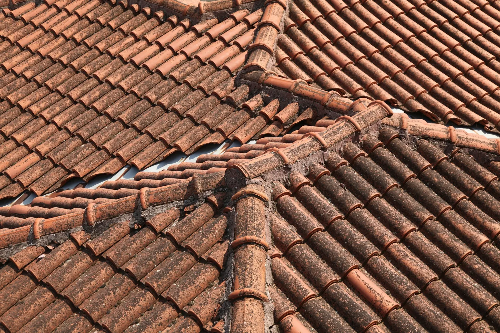 Rangs de tuiles en terre cuite vus de près