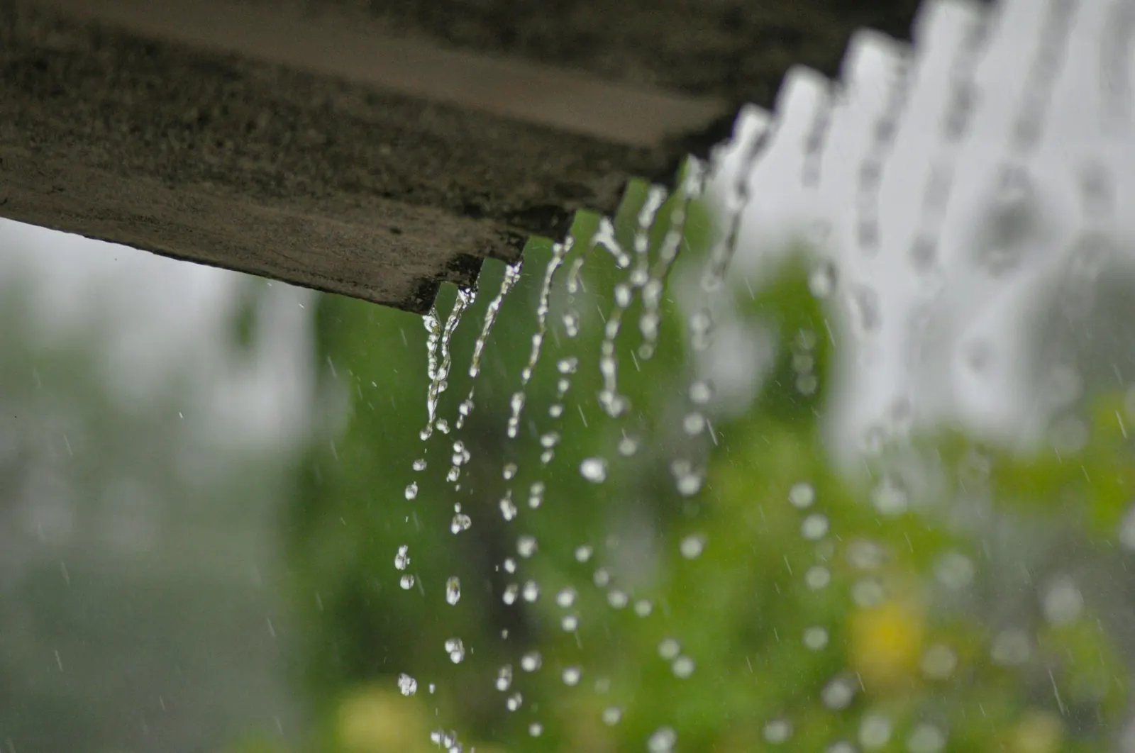 Eau de pluie qui déborde d'une gouttière, photo d'illustration