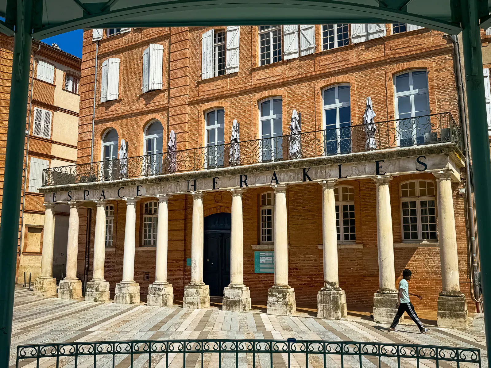 Façade historique en brique avec colonnade, à Montauban