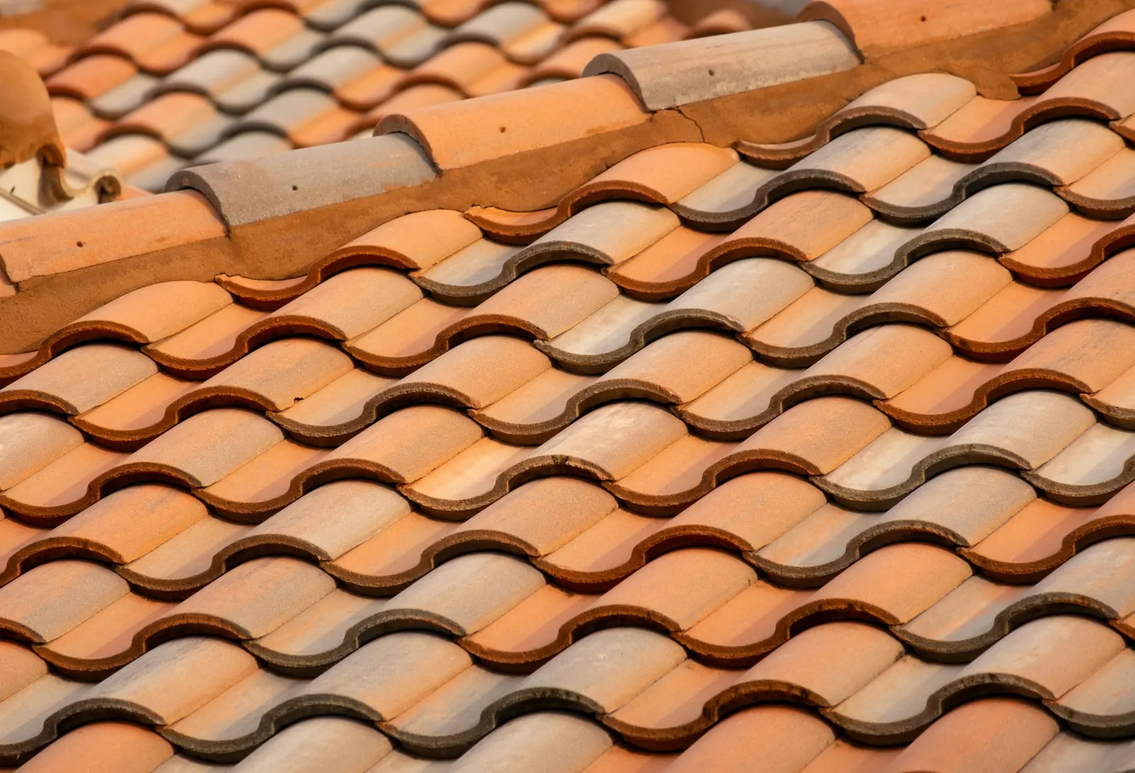 Toiture en tuiles vue de près