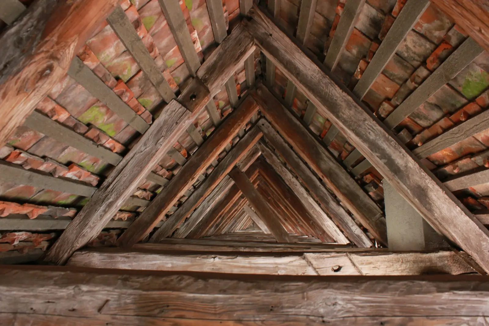 Poutres d'une charpente en bois