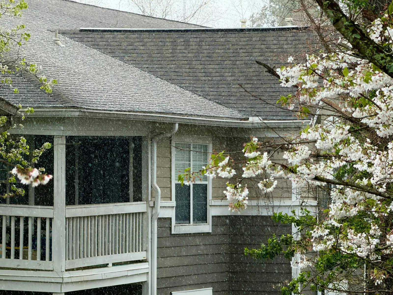 La pluie tombe sur le toit d'une maison