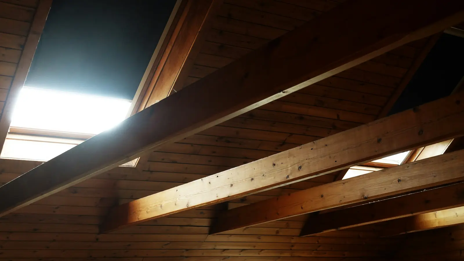Combles sous une charpente en bois