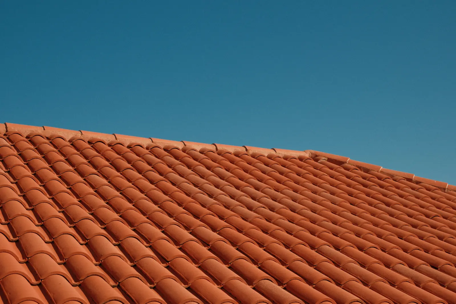 Toiture en tuiles neuves sous un ciel bleu