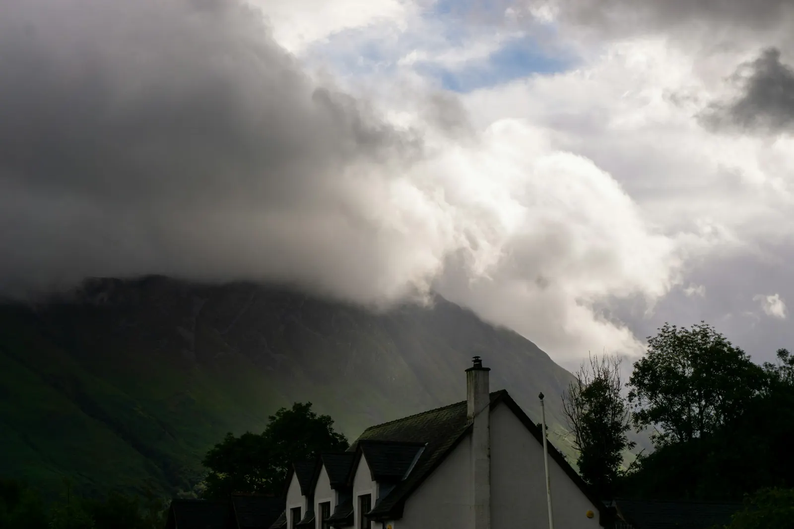 Maison sous un ciel d'orage
